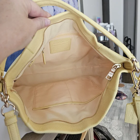 ✨COACH Scout Hobo Shoulder Bag (Like New)(Soft Yellow) - Picture 13 of 16